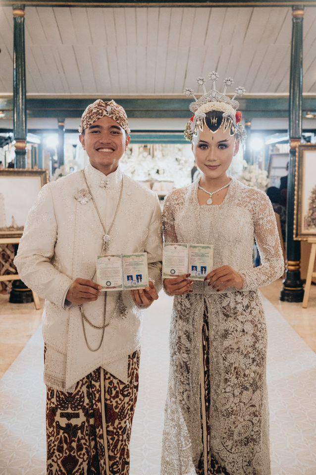 Potret Kaesang dan istri memakai pakaian adat Jawa (dok. Bride Story)