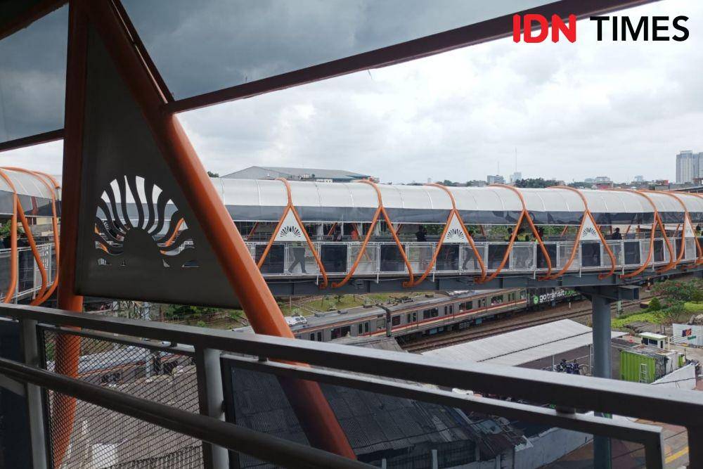 Penjabat (Pj) Gubernur DKI Jakarta, Heru Budi Hartono meresmikan Skywalk Kebayoran Lama, Jakarta Selatan, Jumat (27/1/20223). (IDN Times/Dini Suciatiningrum)