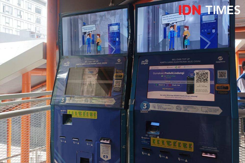Mesin top up saldo kartu uang elektronik di Skywalk Kebayoran Lama, Jakarta Selatan. (IDN Times/Dini Suciatiningrum)