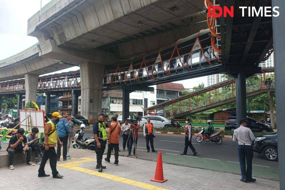 Penjabat (Pj) Gubernur DKI Jakarta, Heru Budi Hartono meresmikan Skywalk Kebayoran Lama, Jakarta Selatan, Jumat (27/1/20223). (IDN Times/Dini Suciatiningrum)