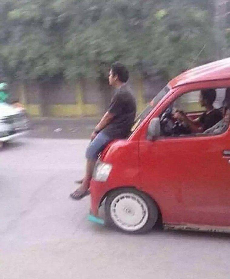 bapak-bapak santai segala situasi (instagram.com/wkwkland_real)