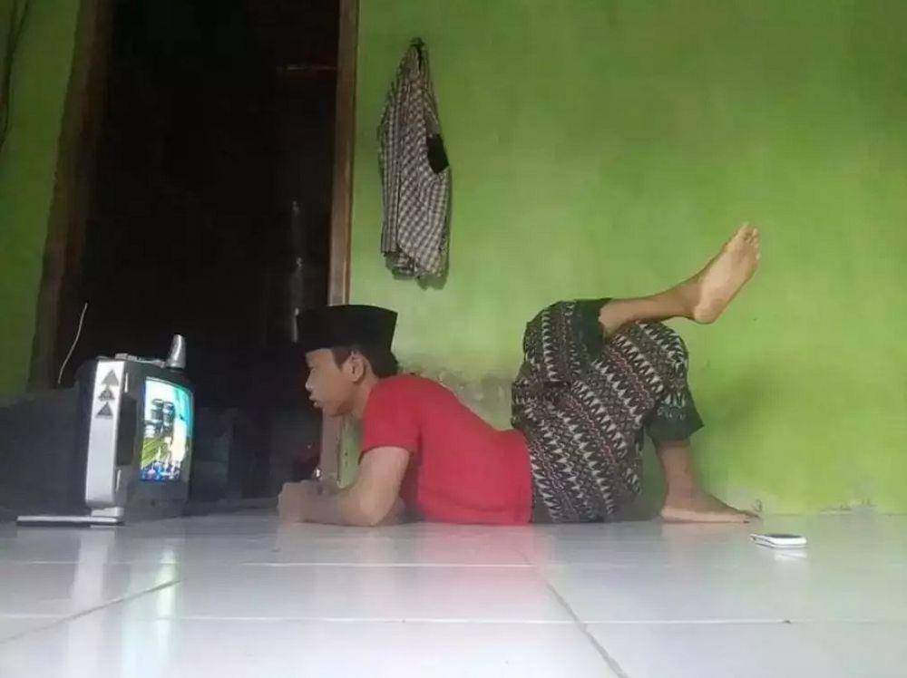 bapak-bapak santai segala situasi (instagram.com/wkwkland_real)