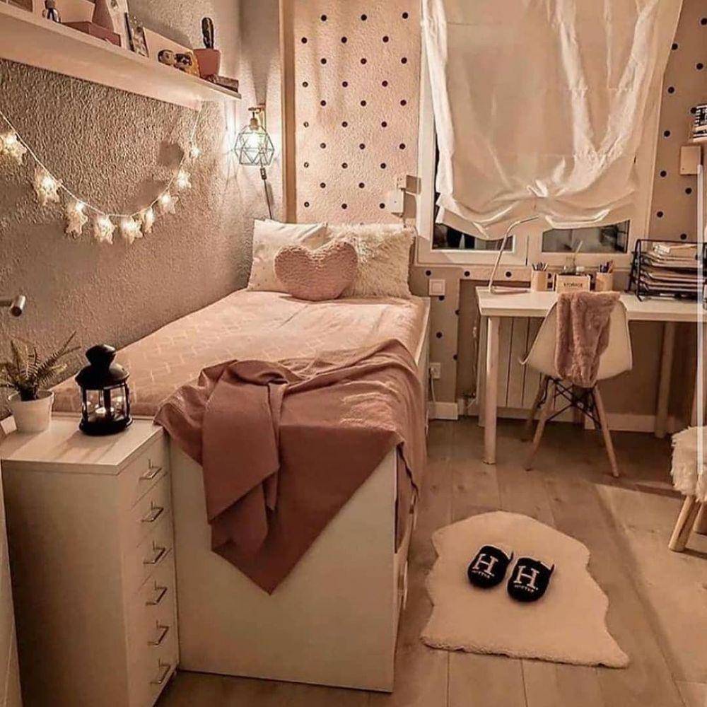 ilustrasi kamar tidur dengan wallpaper dinding (instagram.com/bedroom.decor.057)