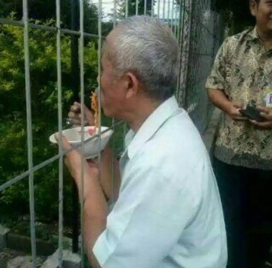 bapak-bapak santai segala situasi (instagram.com/wkwkland_real)