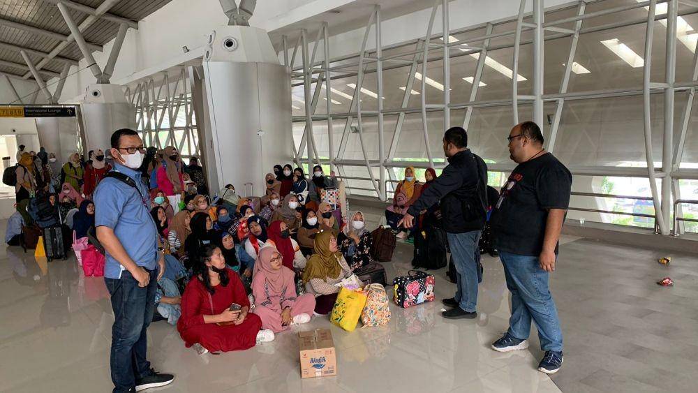 Aksi pencegahan terhadap kurang lebih 87 CPMI nonprosedural di Bandara Juanda. (Dok. Kemnaker)