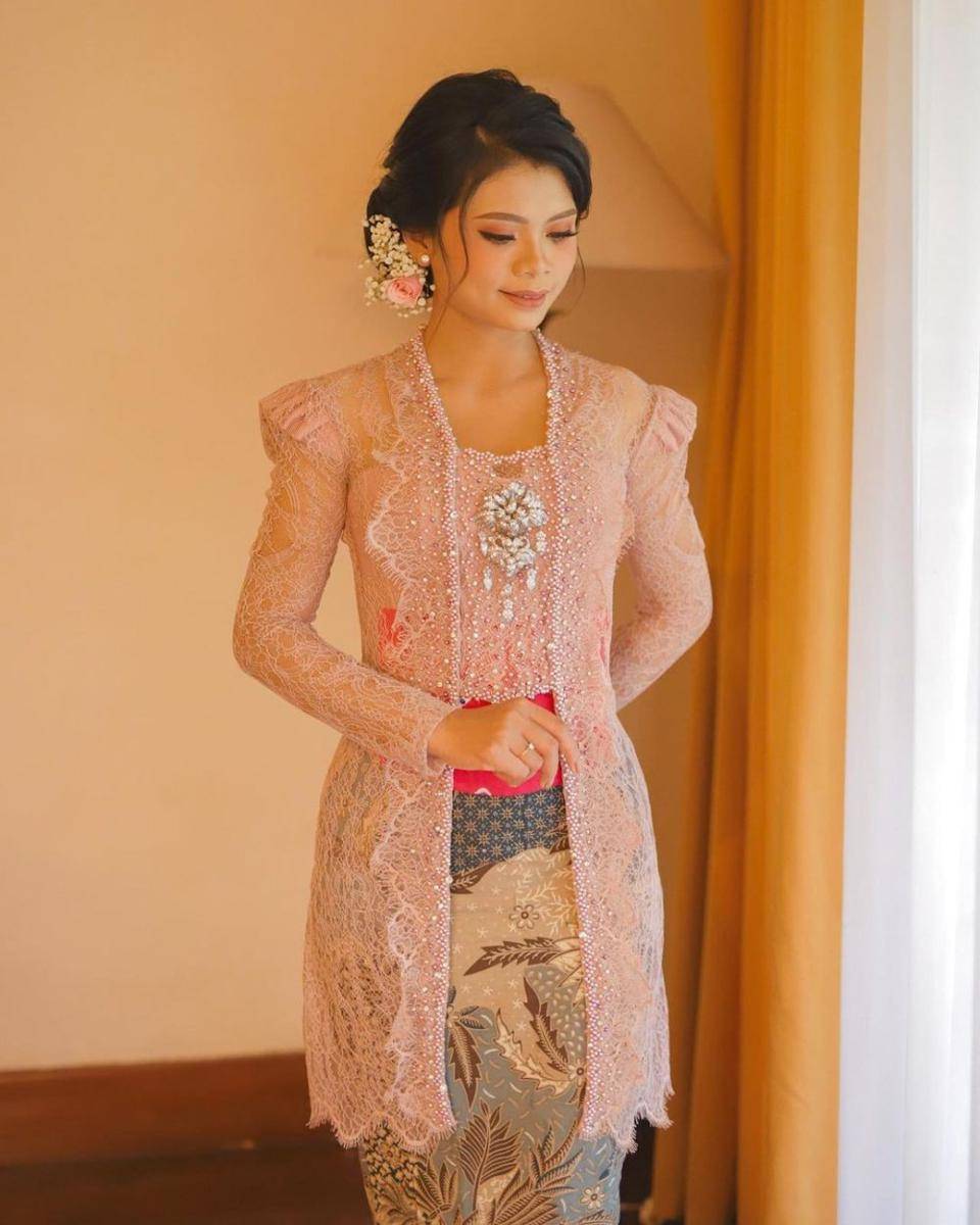 kebaya rancangan Robby Dion (instagram.com/robbydion)