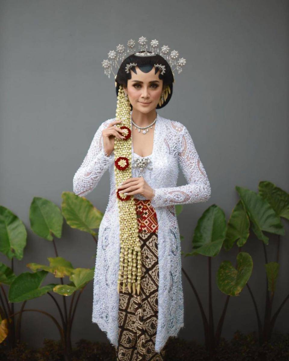 Kebaya rancangan Robby Dion (instagram.com/robbydion)