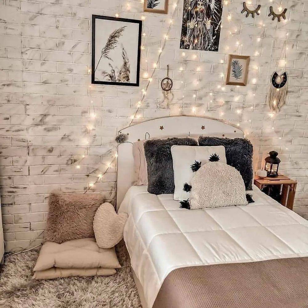 ilustrasi kamar tidur dengan wallpaper dinding (instagram.com/ruangtidurutama)