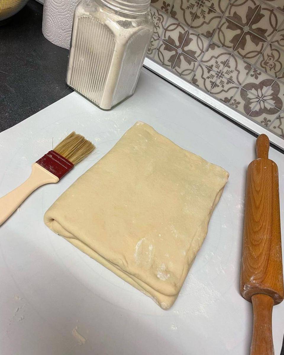 Melipat adonan (instagram.com/fatima_recettes)