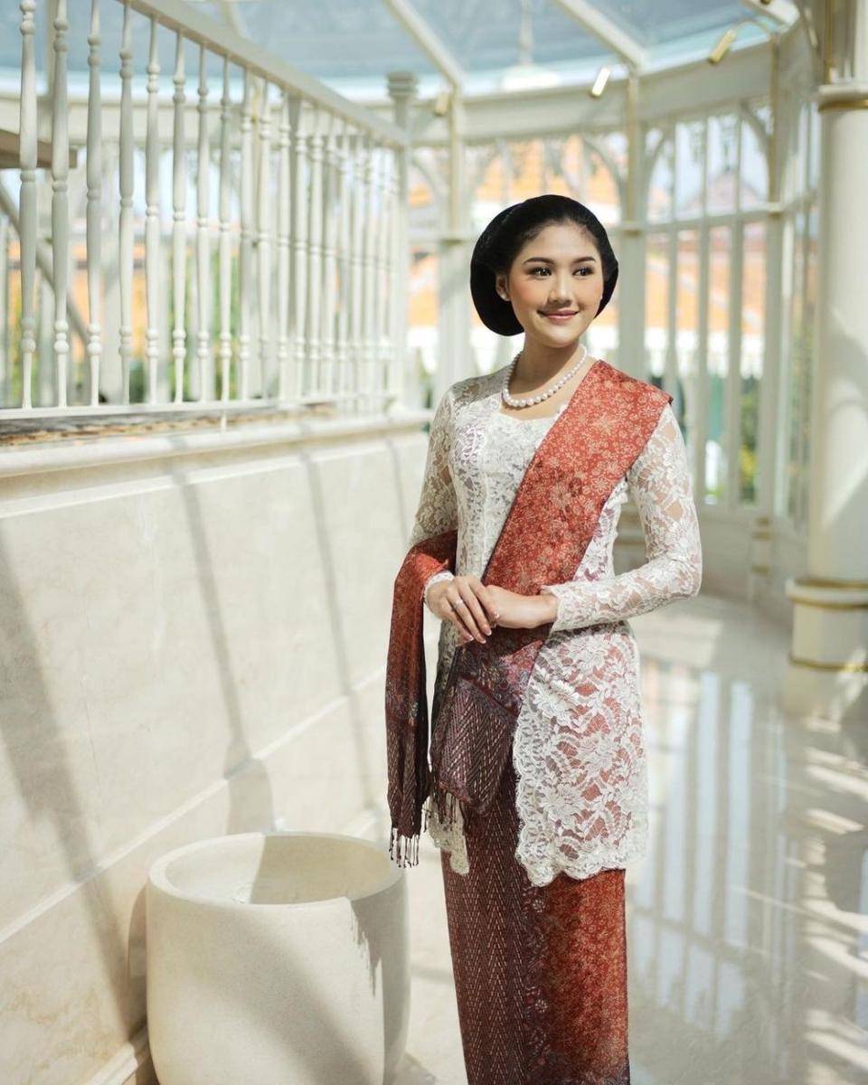 kebaya rancangan Robby Dion (instagram.com/robbydion)