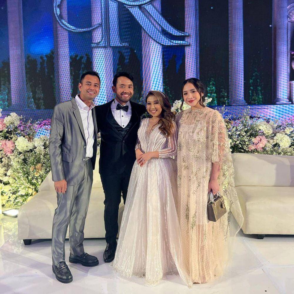 Raffi Ahmad dan Nagita Slavina di resepsi pernikahan Kiky Saputri. (Instagram.com/raffinagita1717)