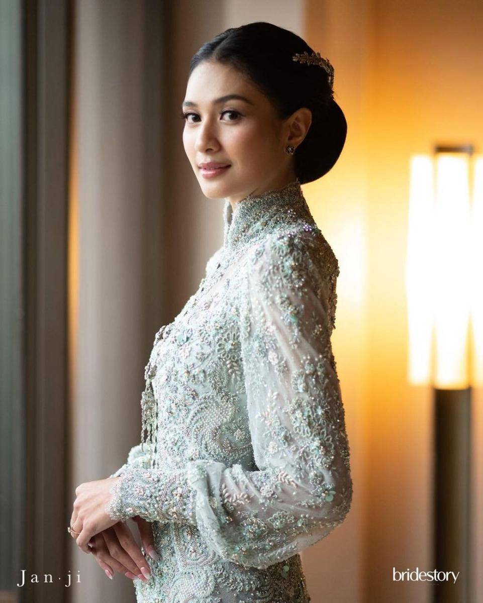 Baju pernikahan Mikha Tambayong (instagram.com/thebridestory)