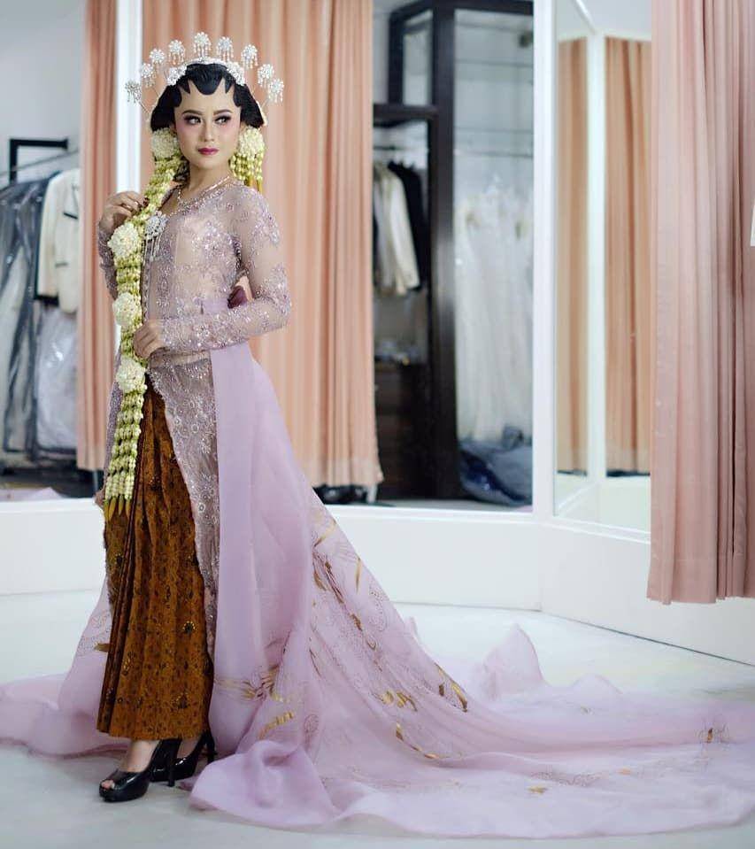 kebaya rancangan Robby Dion (instagram.com/robbydion)