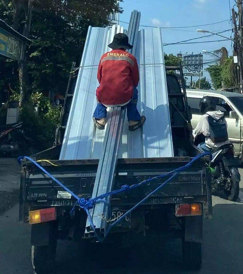 bapak-bapak santai segala situasi (instagram.com/wkwkland_real)