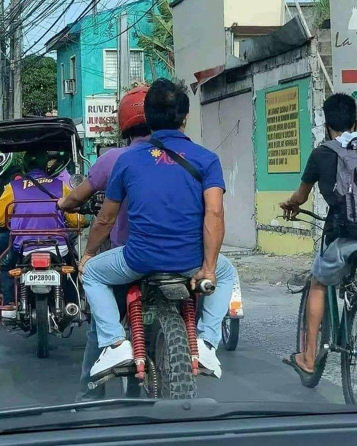 bapak-bapak santai segala situasi (instagram.com/wkwkland_real)