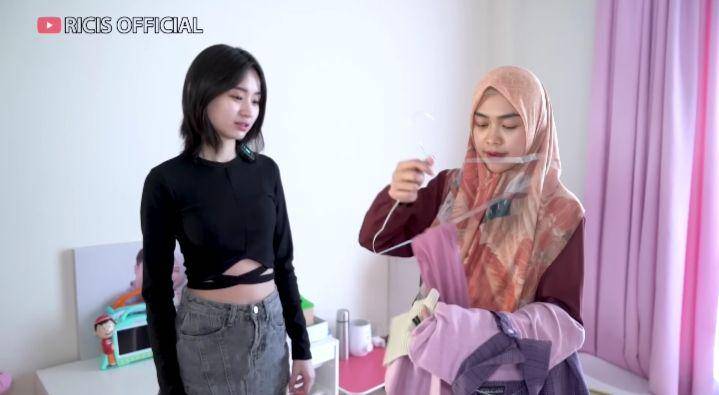 potret Ria Ricis make over Chateez berhijab (youtube.com/Ricis Official)
