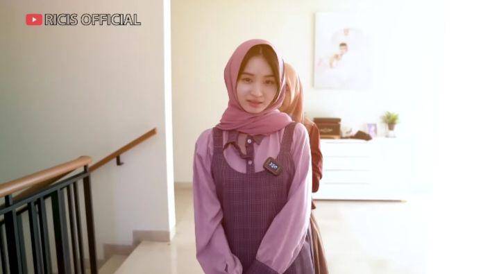 potret Ria Ricis make over Chateez berhijab (youtube.com/Ricis Official)