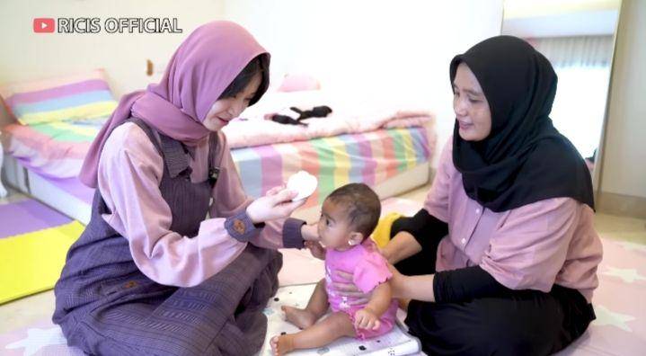 potret Ria Ricis make over Chateez berhijab (youtube.com/Ricis Official)