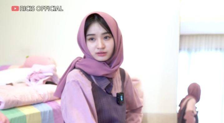 potret Ria Ricis make over Chateez berhijab (youtube.com/Ricis Official)