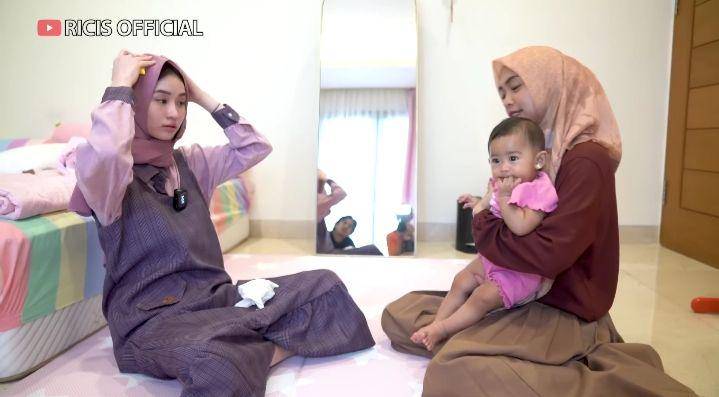 potret Ria Ricis make over Chateez berhijab (youtube.com/Ricis Official)