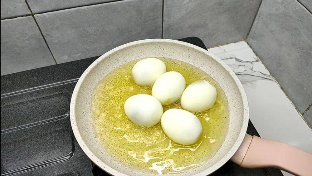 ilustrasi menggoreng telur yang telah direbus (youtube.com/CR COOK)