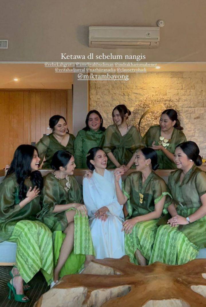 potret artis di pernikahan Mikha Tambayong dan Deva Mahenra (instagram.com/taskyanamya)