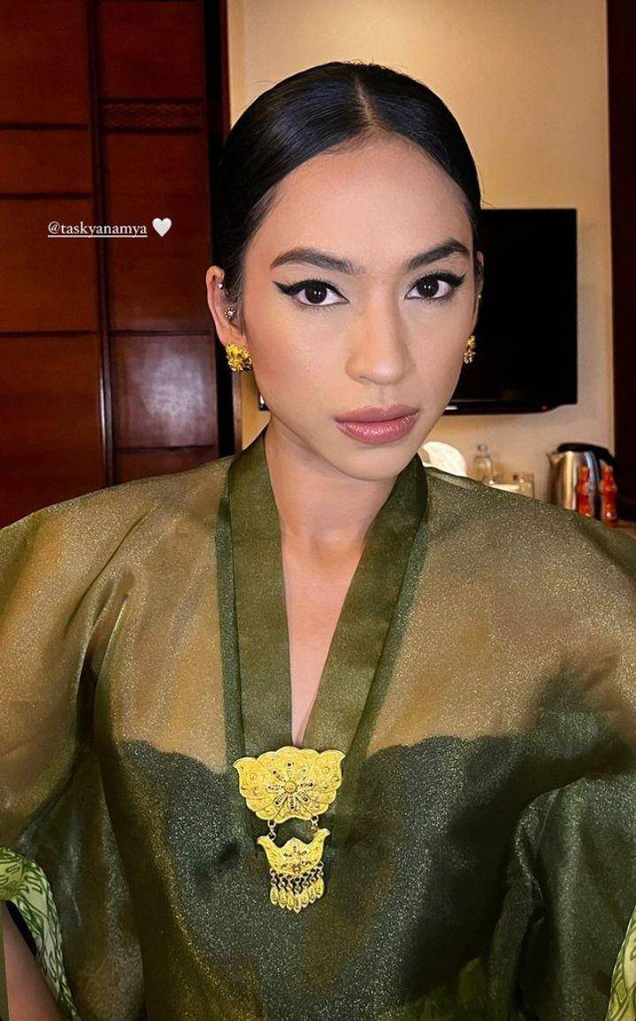 potret artis di pernikahan Mikha Tambayong dan Deva Mahenra (Instagram.com/beautybynik)