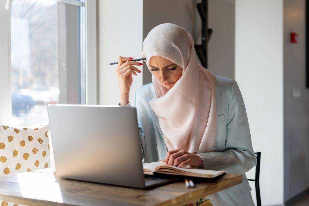 ilustrasi wanita berhijab bekerja (pexels.com/mikhail nilov)