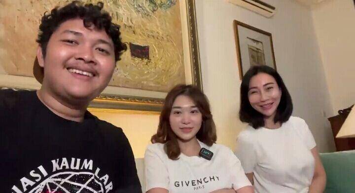 kebersamaan Nopek dan mama Livy Renata (youtube.com/Nopek Novian)