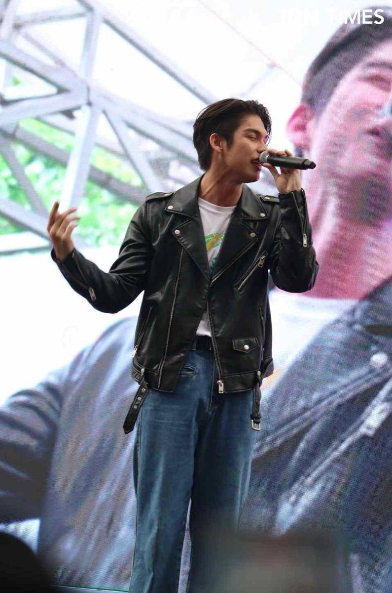 Bright Vachirawit di Summarecon Mal Serpong pada Sabtu (28/1/2023) (IDN Times/Rafifa Shabira)