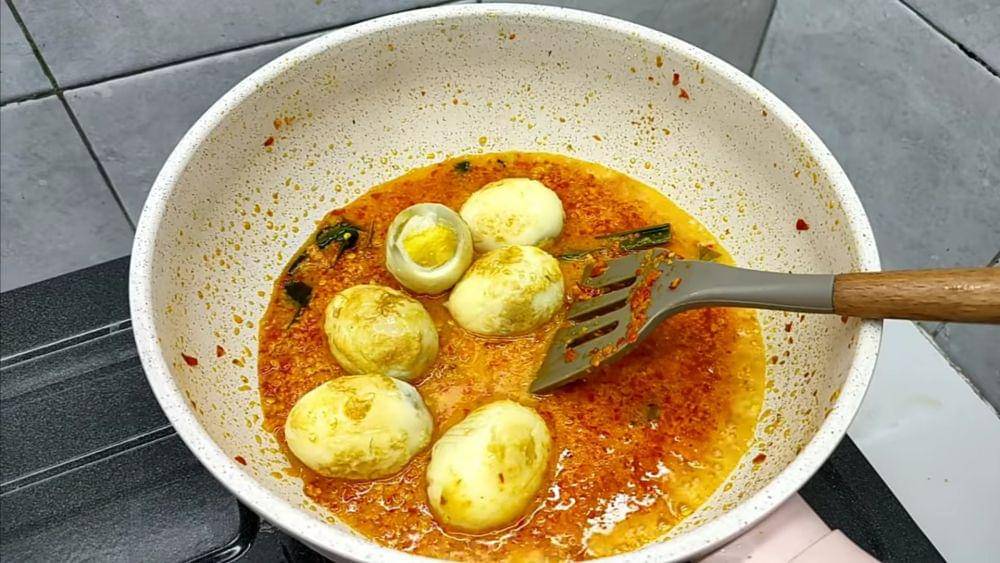 ilustrasi masak telur woku sampai matang (youtube.com/CR COOK)