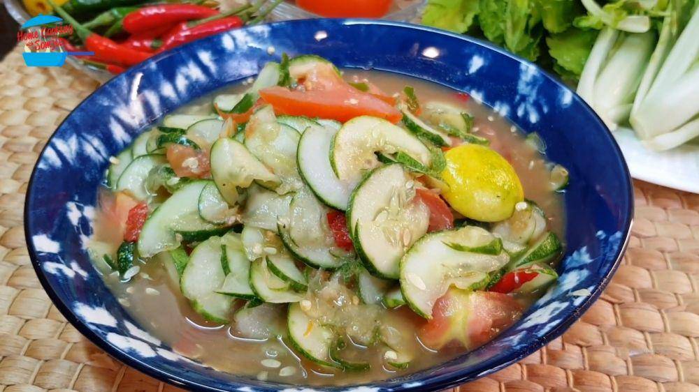 ilustrasi somtam timun (youtube.com/Home Cooking with Somjit)