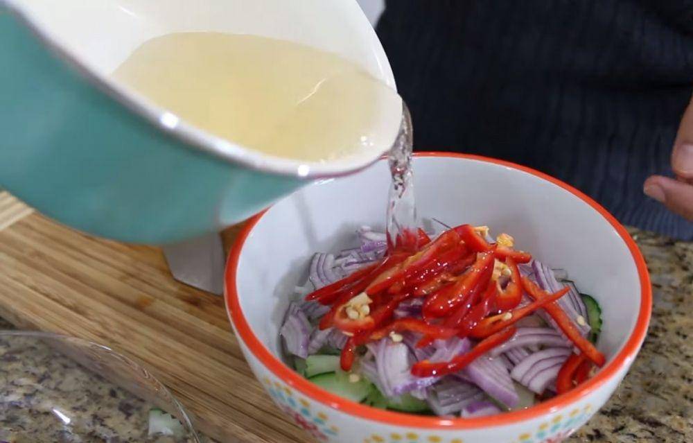 ilustrasi thai cucumber relish (youtube.com/Spoon Fork Heart)