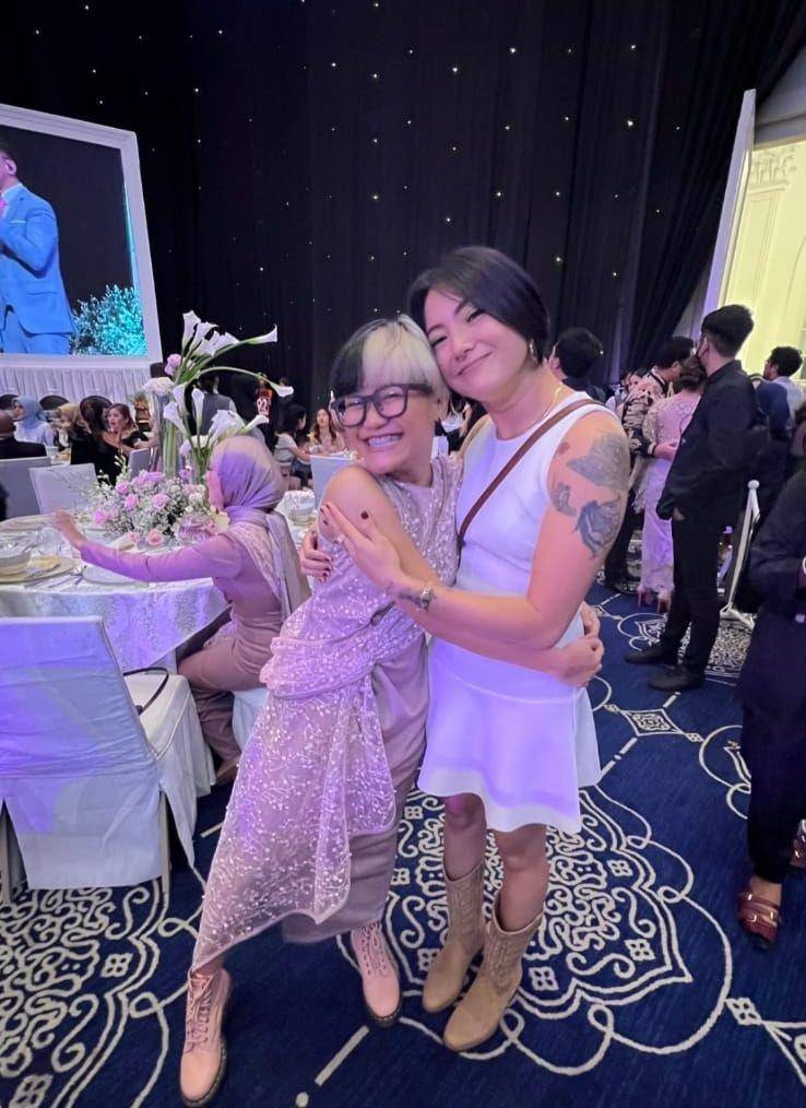 Aci Resti dan Poppy Sovia di pernikahan Kiky Saputri. (Instagram.com/popsovia)