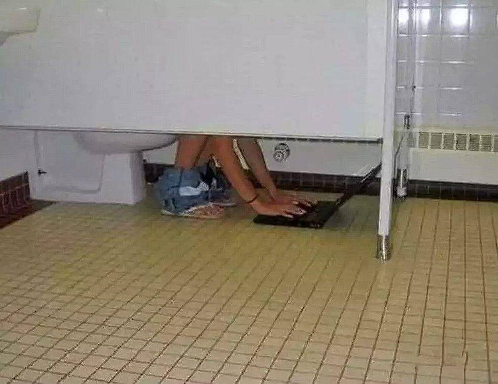 aksi orang lagi di kamar mandi (izismile.com)