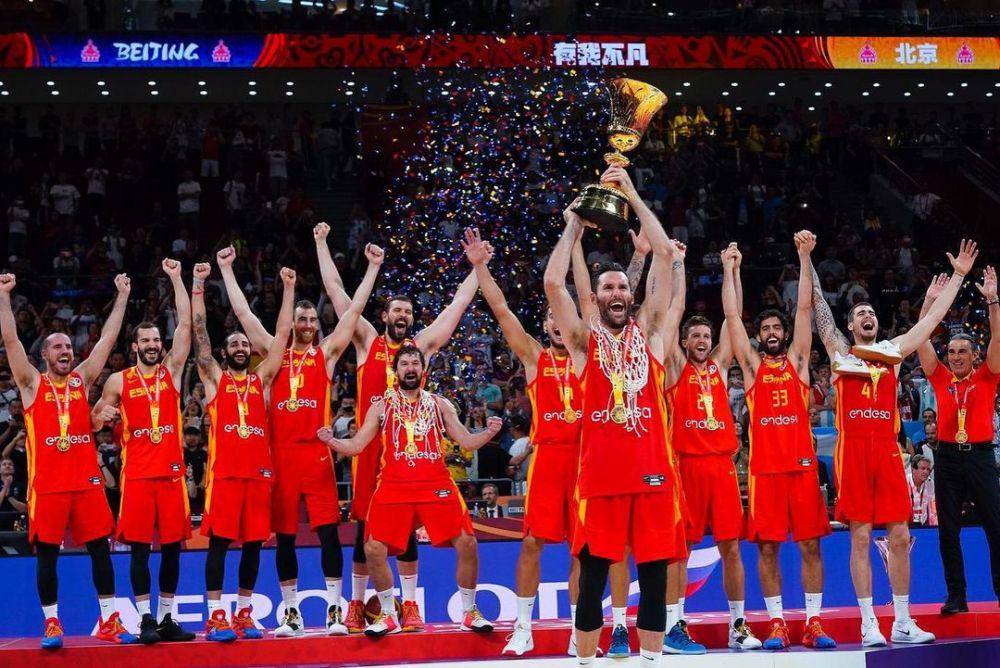 Rudy Fernandez saat mengangkat trofi FIBA World Cup. (instagram.com/rudy5fernandez)