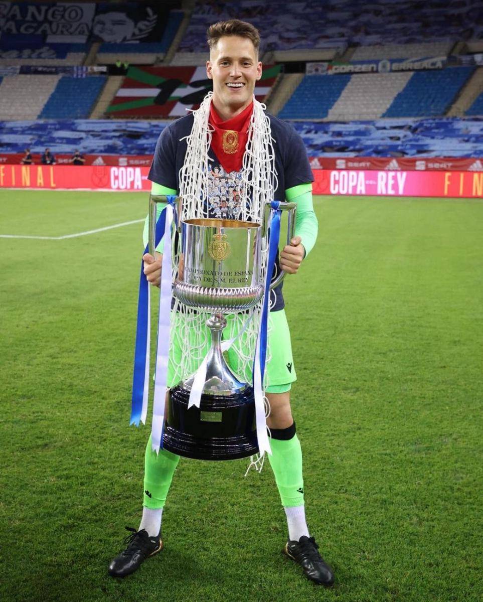 Alex Remiro dengan trofi Copa Del Rey. (instagram.com/alexremiro1)