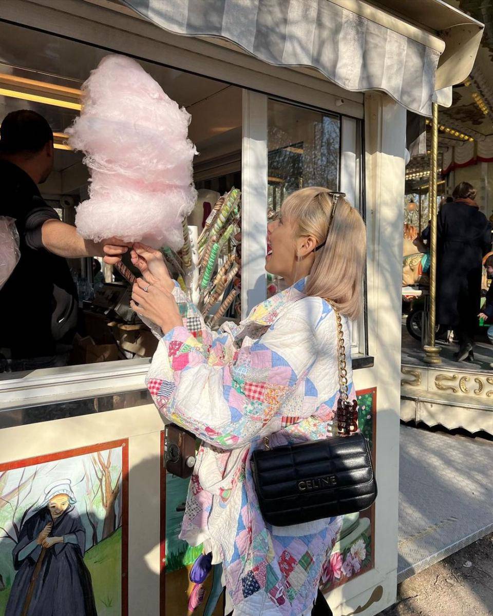 Kemeja oversized (Instagram.com/lalalalisa_m)