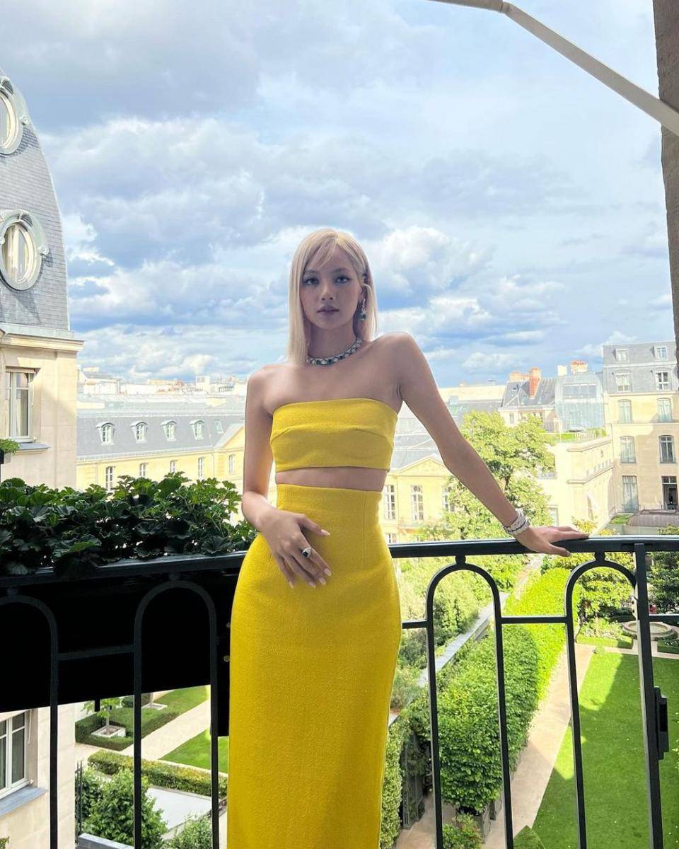 Gaun pesta kuning (Instagram.com/lalalalisa_m)