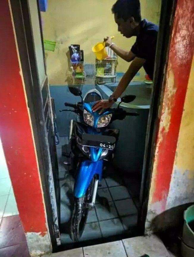 aksi orang lagi di kamar mandi (twitter.com/crazyinina)