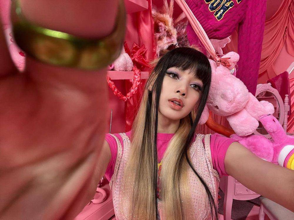 Rambut dicat pink (Instagram.com/lalalalisa_m)