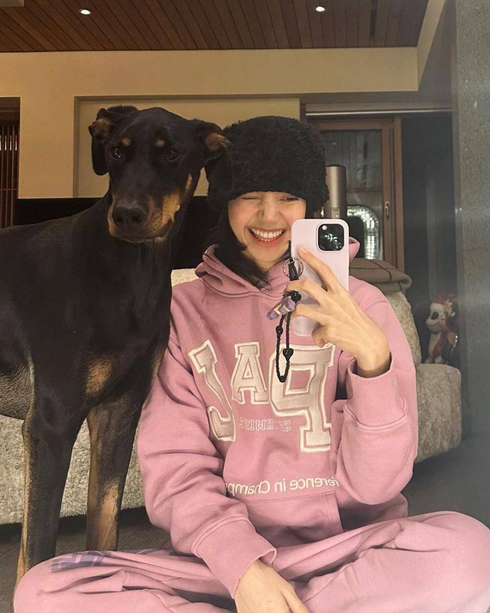 Hoodie pink (Instagram.com/lalalalisa_m)