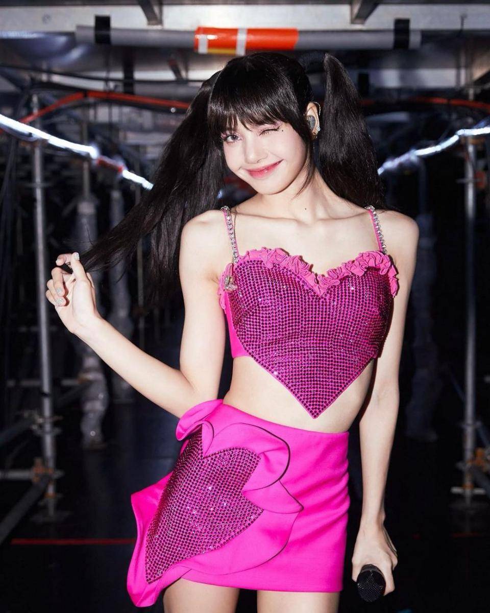 Outfit berbentuk love (Instagram.com/lalalalisa_m)