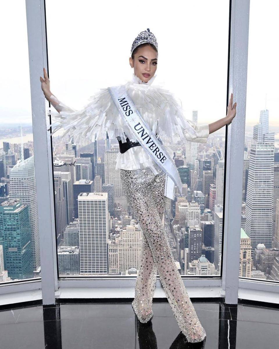 R'Bonney Gabriel berpose di landmark terkenal kota New York. (instagram.com/rbonneynola)