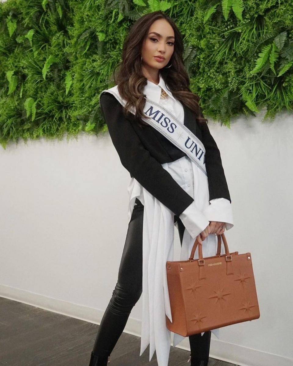 R'Bonney menenteng handbag Star of the Universe. (instagram.com/missuniverse)