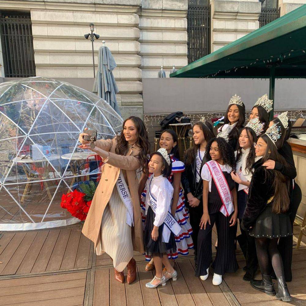 R'Bonney Gabriel bersama media latin Telemundo sedang berada di Bryant Park NY. (instagram.com/iconoskidsinc)