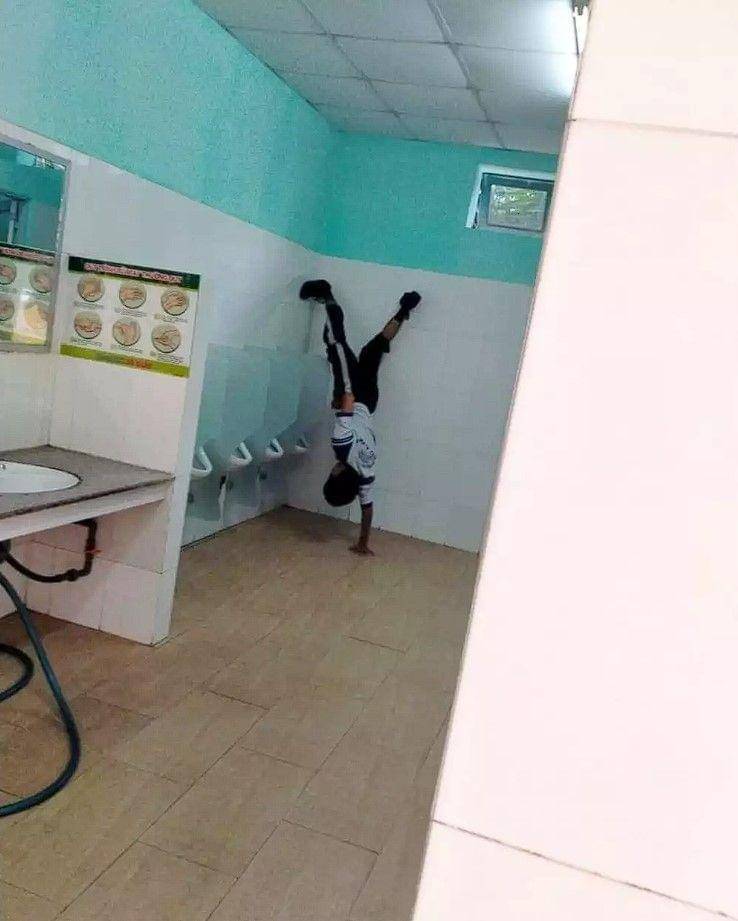 aksi orang lagi di kamar mandi (twitter.com/crazyinina)