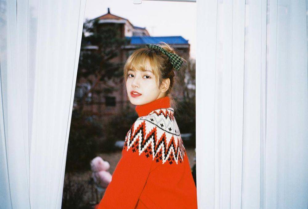 Sweater merah (Instagram.com/lalalalisa_m)