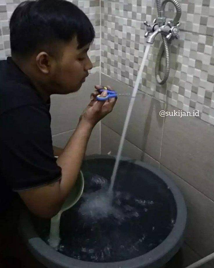 aksi orang lagi di kamar mandi (twitter.com/crazyinina)