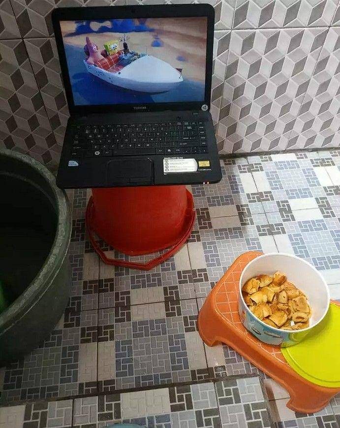 aksi orang lagi di kamar mandi (twitter.com/crazyinina)